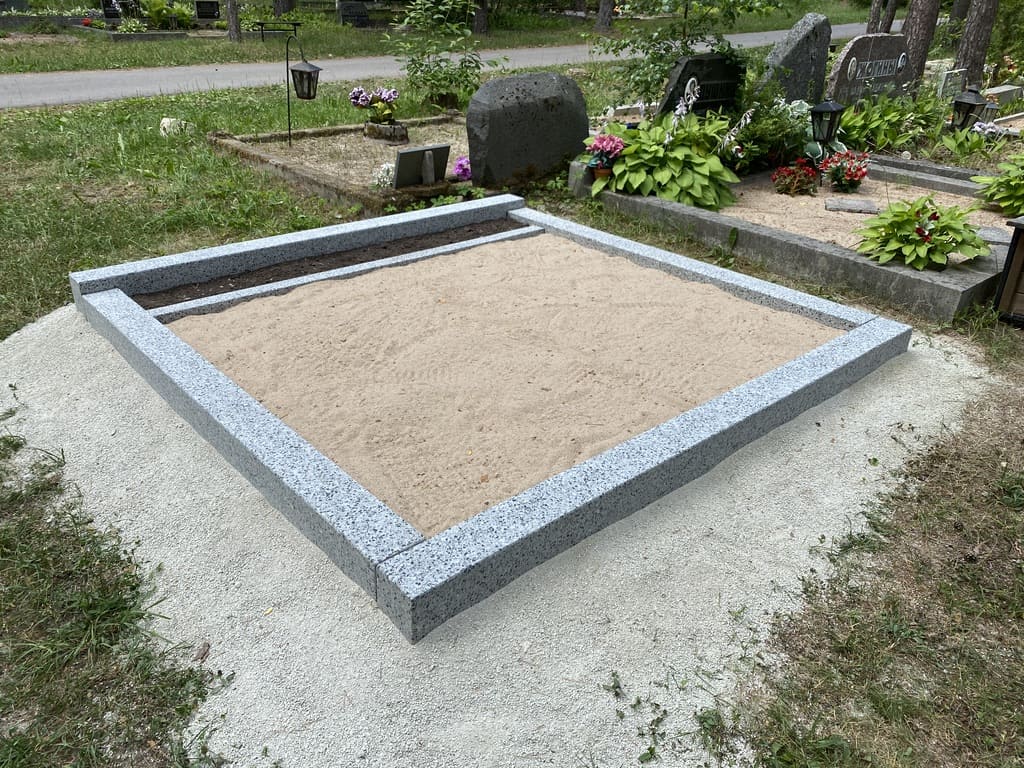 Ограды из полированного бетона на кладбище