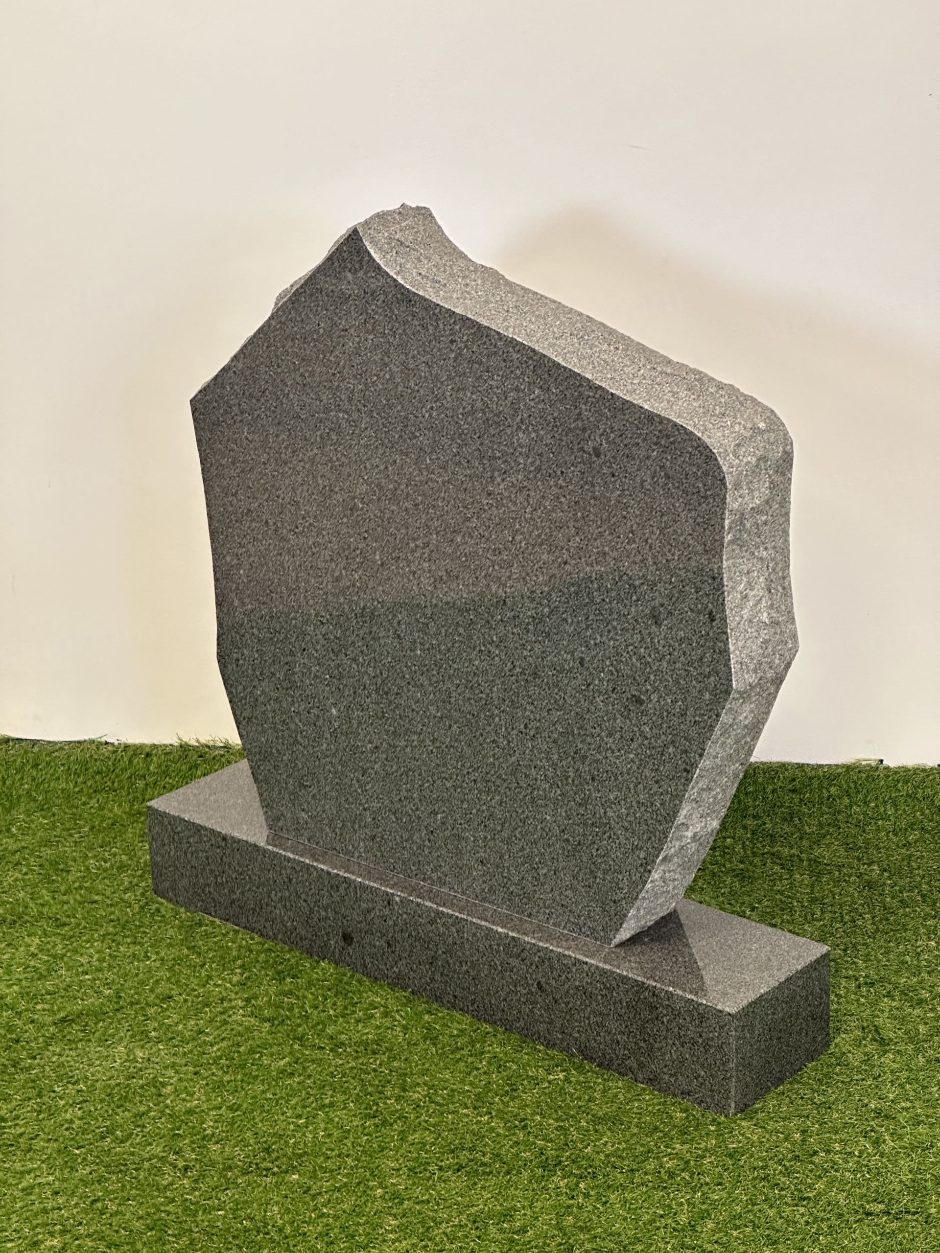 Памятник корка на могилу из гранита серый на постаменте