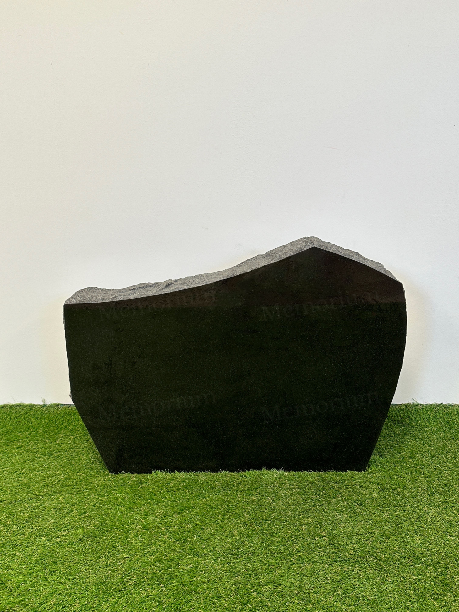 Памятник корка на могилу из гранита черный вид сзади
