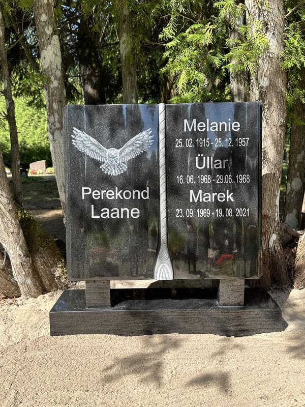 Hauakivi raamatu kujul, millele on graveeritud öökull