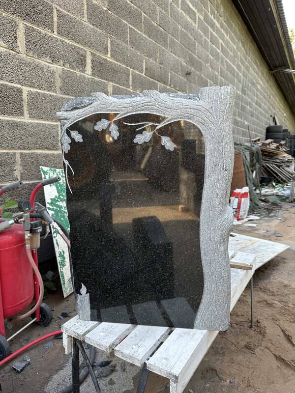 Nikerdatud hauakivi Tamme kujutisega