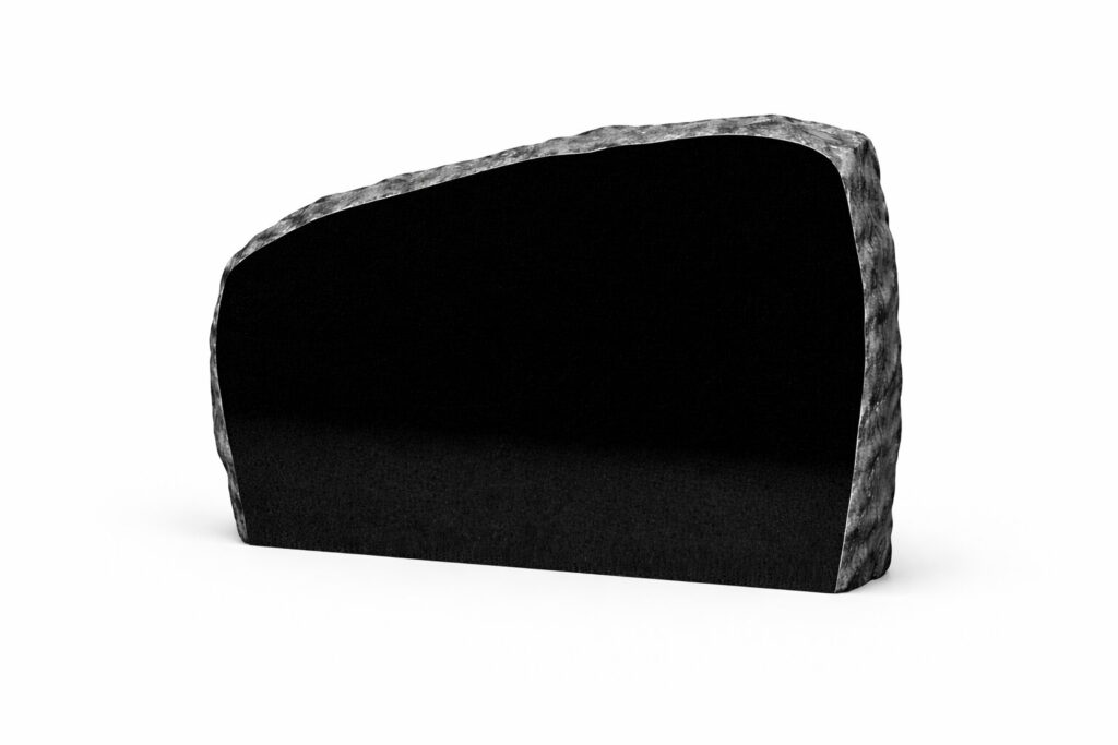 Purustatud hauakivi OKP00