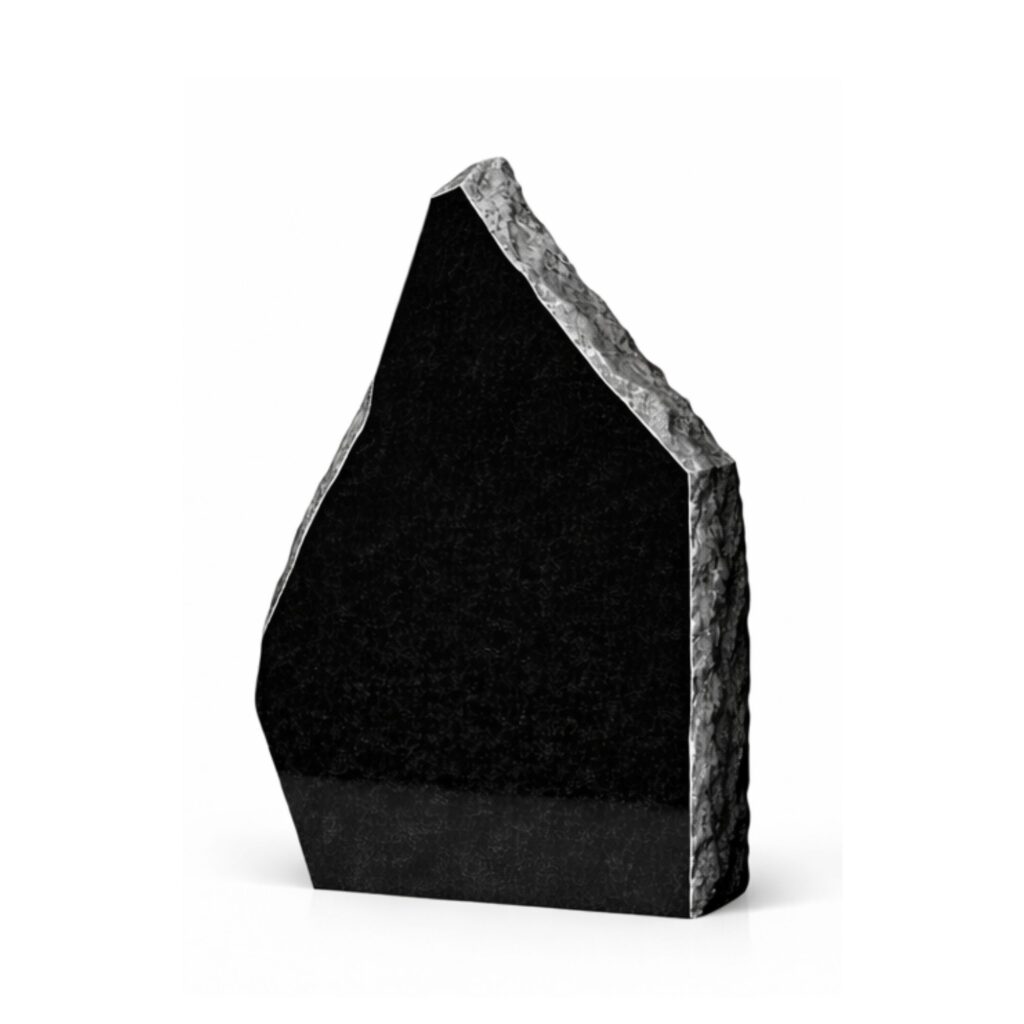 Purustatud hauakivi OKP06