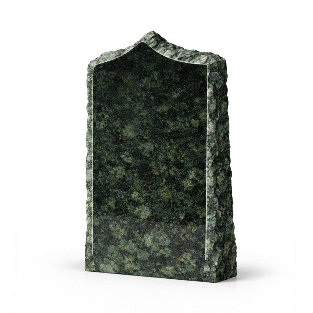 Purustatud hauakivi OKP22