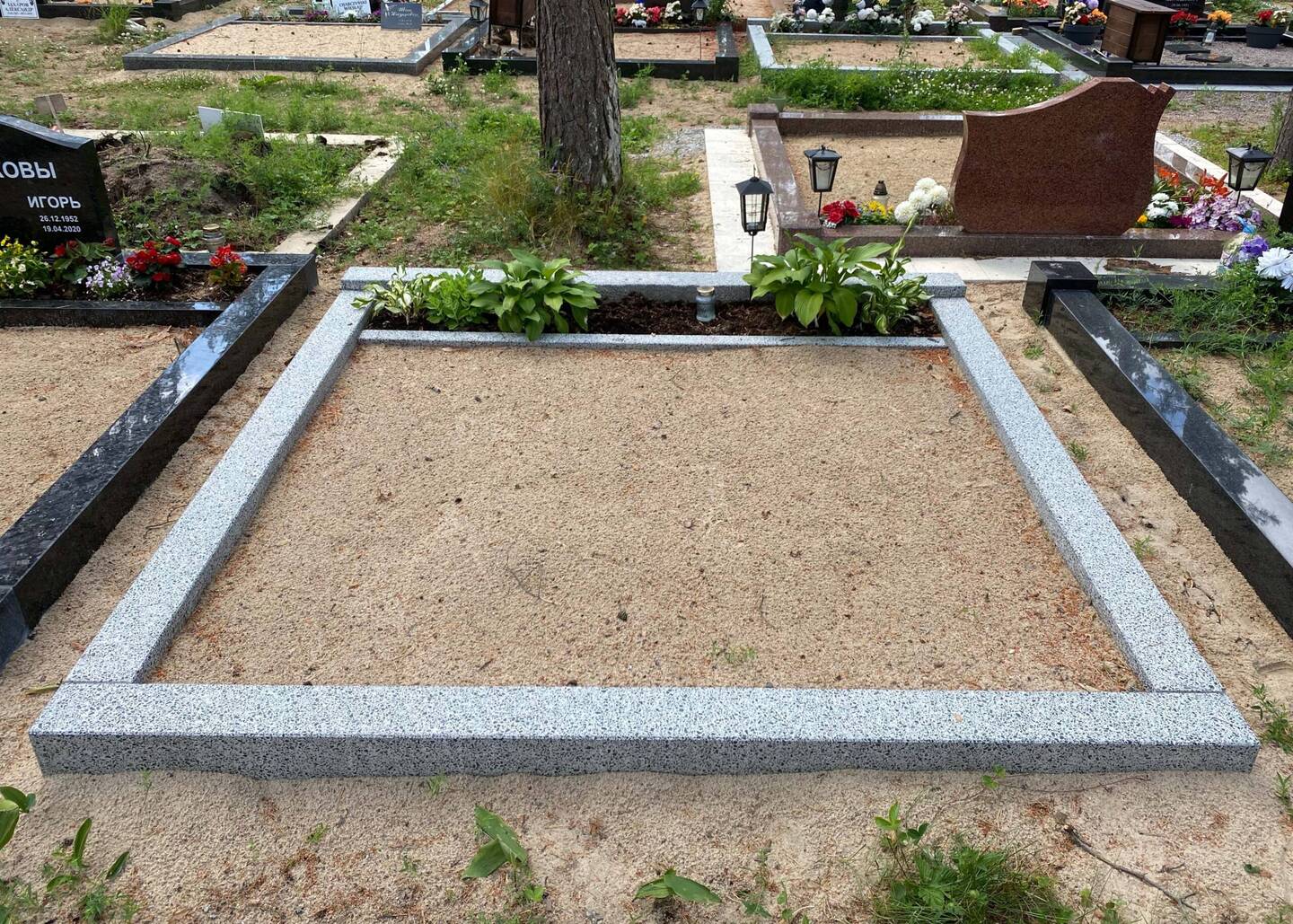 Poleeritud betoonist hauapiirded